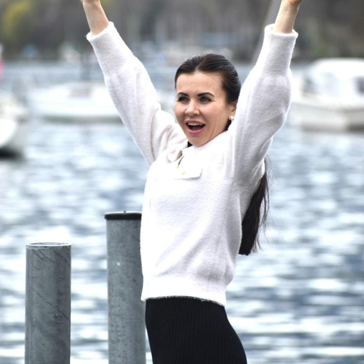 Portrait of Ananya meditation instructor